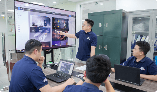 Hình ảnh đồng đội họp bàn công việc